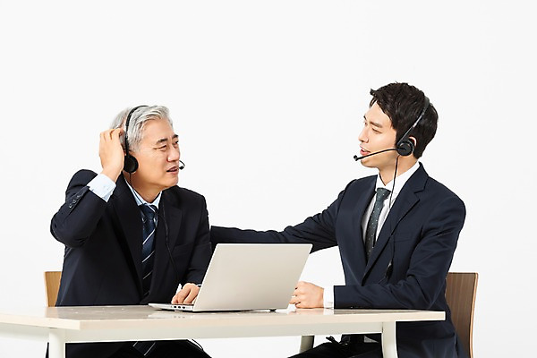 포토 JPG 스튜디오촬영 교육 노년 남자 비즈니스 실내 사람 앉기 정장 상반신 20대 성인 두명 옆모습 노트북 헤드셋 한국인 구직 업무 비즈니스맨 찡그림 60대 책상 흰배경 격려 어려움 인턴 재취업 직무교육 남자만 국내포토 옷 감정 뷰포인트 음향기기 가구 백그라운드 컨셉 모션 표정 동양인 청년 내부 전자제품 헤드폰 흰색 작업 직장인 파일형식