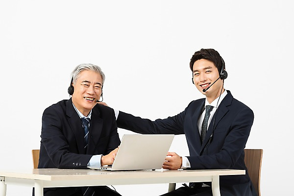 포토 JPG 스튜디오촬영 응시 교육 노년 남자 비즈니스 실내 미소 사람 앉기 정장 상반신 20대 성인 두명 옆모습 노트북 헤드셋 한국인 구직 업무 비즈니스맨 60대 책상 흰배경 격려 인턴 재취업 직무교육 남자만 어깨에손 국내포토 시선 옷 감정 뷰포인트 음향기기 가구 백그라운드 컨셉 모션 표정 동양인 청년 내부 전자제품 헤드폰 흰색 작업 직장인 파일형식