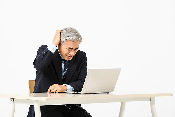 포토 JPG 스튜디오촬영 노년 남자 의자 비즈니스 실내 한명 사람 앉기 정장 상반신 옆모습 노트북 한국인 구직 작업 직장인 비즈니스맨 60대 책상 흰배경 곤란 어려움 인턴 재취업 노인남자한명만 국내포토 직업 1 옷 뷰포인트 가구 백그라운드 컨셉 모션 동양인 성인 내부 전자제품 흰색 남자한명만 노인남자만 파일형식