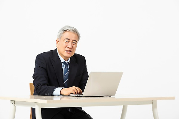 포토 JPG 스튜디오촬영 노년 남자 비즈니스 실내 한명 사람 앉기 정장 상반신 앞모습 노트북 한국인 구직 업무 작업 직장인 비즈니스맨 60대 책상 흰배경 곤란 어려움 인턴 재취업 노인남자한명만 국내포토 직업 1 옷 뷰포인트 가구 백그라운드 컨셉 모션 동양인 성인 내부 전자제품 흰색 남자한명만 노인남자만 파일형식