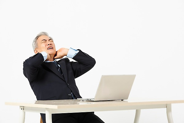 포토 JPG 스튜디오촬영 노년 남자 비즈니스 실내 표정 한명 사람 앉기 정장 상반신 앞모습 노트북 고통 한국인 구직 잡기 작업 직장인 비즈니스맨 찡그림 60대 책상 흰배경 목 목통증 인턴 재취업 노인남자한명만 국내포토 직업 1 옷 감정 뷰포인트 가구 백그라운드 컨셉 모션 동양인 성인 내부 신체부위 전자제품 흰색 남자한명만 노인남자만 파일형식
