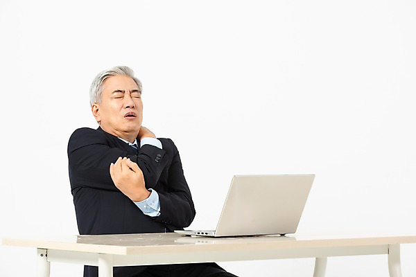 포토 JPG 스튜디오촬영 노년 남자 비즈니스 실내 표정 피곤 한명 사람 앉기 정장 상반신 앞모습 노트북 고통 한국인 구직 작업 직장인 비즈니스맨 찡그림 60대 질병 책상 어깨 흰배경 과로 어깨통증 인턴 재취업 노인남자한명만 국내포토 직업 1 옷 감정 뷰포인트 가구 백그라운드 컨셉 의학 모션 동양인 성인 내부 신체부위 전자제품 흰색 남자한명만 노인남자만 파일형식