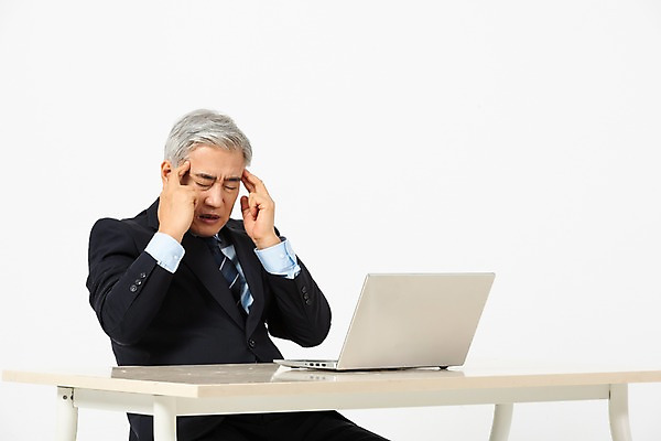 포토 JPG 스튜디오촬영 노년 남자 비즈니스 실내 표정 피곤 한명 사람 앉기 정장 상반신 앞모습 노트북 고통 한국인 작업 비즈니스맨 찡그림 60대 질병 책상 흰배경 두통 과로 인턴 재취업 노인남자한명만 국내포토 1 옷 감정 뷰포인트 가구 백그라운드 컨셉 의학 모션 동양인 성인 내부 전자제품 구직 흰색 직장인 남자한명만 노인남자만 파일형식