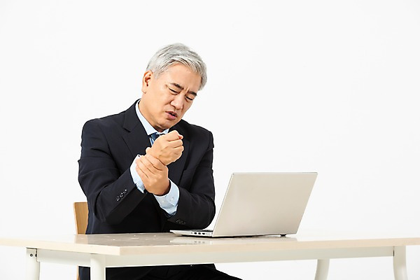 포토 JPG 스튜디오촬영 노년 남자 의자 비즈니스 실내 피곤 한명 사람 앉기 정장 상반신 앞모습 노트북 고통 한국인 잡기 작업 직장인 비즈니스맨 찡그림 60대 질병 손목 책상 흰배경 과로 인턴 재취업 노인남자한명만 손목통증 국내포토 직업 1 옷 감정 뷰포인트 가구 백그라운드 컨셉 의학 모션 표정 동양인 성인 내부 신체부위 전자제품 구직 흰색 남자한명만 노인남자만 파일형식