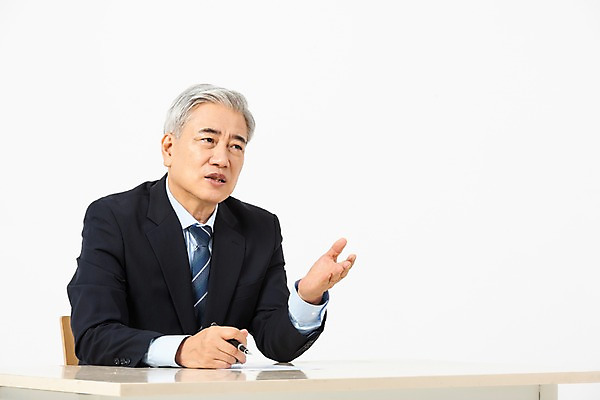 포토 JPG 스튜디오촬영 응시 노년 남자 비즈니스 실내 한명 사람 앉기 정장 손짓 상반신 앞모습 펜 한국인 구직 비즈니스맨 60대 질문 흰배경 면접 면접관 노인남자한명만 국내포토 1 시선 옷 뷰포인트 백그라운드 컨셉 모션 동양인 성인 내부 필기구 흰색 직장인 남자한명만 노인남자만 파일형식