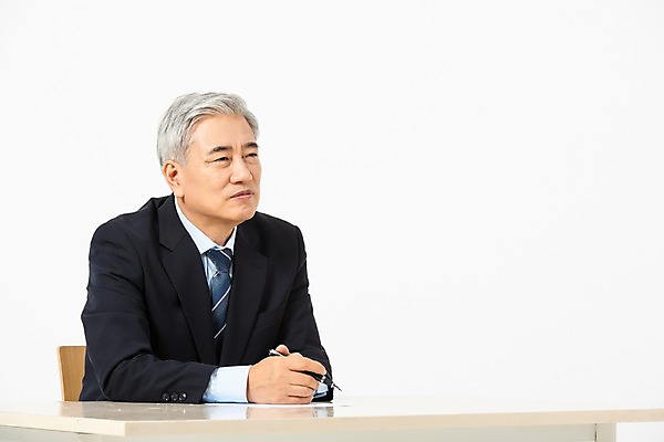 포토 JPG 스튜디오촬영 응시 노년 남자 의자 비즈니스 실내 한명 사람 앉기 정장 상반신 앞모습 펜 한국인 구직 비즈니스맨 찡그림 60대 책상 흰배경 면접 면접관 신입 노인남자한명만 국내포토 1 시선 옷 뷰포인트 가구 백그라운드 컨셉 모션 표정 동양인 성인 내부 필기구 흰색 직장인 남자한명만 노인남자만 파일형식