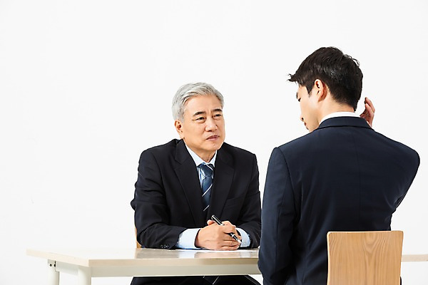포토 JPG 스튜디오촬영 노년 남자 비즈니스 실내 사람 정장 상반신 20대 청년 성인 두명 앞모습 뒷모습 펜 마주보기 듣기 한국인 구직 직장인 비즈니스맨 찡그림 60대 흰배경 면접 마주앉기 구인구직 면접관 신입 남자만 국내포토 직업 옷 뷰포인트 백그라운드 컨셉 모션 표정 앉기 동양인 내부 필기구 흰색 구인 파일형식