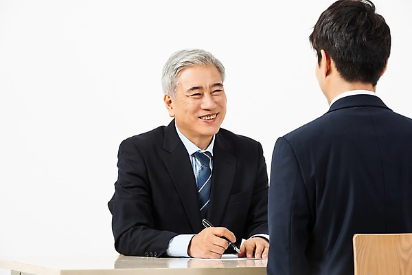 포토 JPG 스튜디오촬영 응시 노년 남자 의자 비즈니스 실내 미소 사람 정장 상반신 20대 성인 두명 앞모습 뒷모습 펜 마주보기 듣기 한국인 구직 직장인 비즈니스맨 60대 책상 흰배경 면접 마주앉기 구인구직 면접관 신입 남자만 국내포토 직업 시선 옷 뷰포인트 가구 백그라운드 컨셉 모션 표정 앉기 동양인 청년 내부 필기구 흰색 구인 파일형식