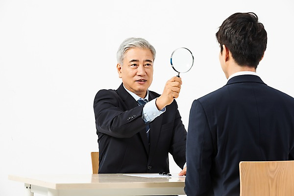 포토 JPG 스튜디오촬영 응시 노년 남자 의자 비즈니스 돋보기 실내 사람 앉기 정장 상반신 20대 청년 성인 두명 앞모습 뒷모습 마주보기 한국인 구직 직장인 비즈니스맨 60대 책상 흰배경 면접 마주앉기 구인구직 면접관 신입 남자만 국내포토 직업 시선 옷 뷰포인트 가구 백그라운드 컨셉 모션 동양인 내부 흰색 구인 파일형식