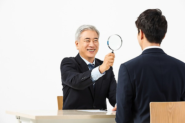 포토 JPG 스튜디오촬영 응시 노년 남자 의자 비즈니스 돋보기 실내 미소 사람 앉기 정장 상반신 20대 청년 성인 두명 앞모습 뒷모습 한국인 구직 직장인 비즈니스맨 60대 책상 흰배경 면접 구인구직 면접관 신입 남자만 국내포토 직업 시선 옷 뷰포인트 가구 백그라운드 컨셉 모션 표정 동양인 내부 흰색 구인 파일형식