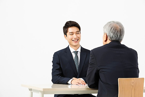 포토 JPG 스튜디오촬영 노년 남자 의자 비즈니스 실내 미소 사람 앉기 정장 상반신 20대 성인 두명 앞모습 뒷모습 마주보기 듣기 한국인 구직 비즈니스맨 60대 책상 흰배경 면접 마주앉기 구인구직 신입 재취업 남자만 국내포토 옷 뷰포인트 가구 백그라운드 컨셉 모션 표정 동양인 청년 내부 흰색 직장인 구인 파일형식