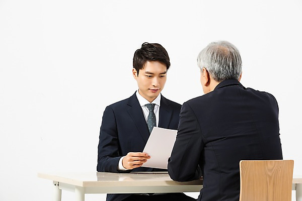 포토 JPG 스튜디오촬영 응시 노년 남자 비즈니스 실내 미소 사람 앉기 정장 상반신 20대 성인 두명 앞모습 뒷모습 마주보기 듣기 한국인 구직 직장인 비즈니스맨 60대 흰배경 면접 마주앉기 구인구직 신입 남자만 국내포토 직업 시선 옷 뷰포인트 백그라운드 컨셉 모션 표정 동양인 청년 내부 흰색 구인 파일형식