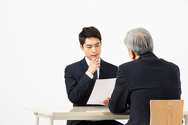 포토 JPG 스튜디오촬영 응시 노년 남자 생각 의자 비즈니스 실내 사람 앉기 정장 상반신 20대 성인 두명 앞모습 뒷모습 마주보기 듣기 한국인 구직 직장인 비즈니스맨 60대 책상 고민 흰배경 면접 마주앉기 이력서 구인구직 신입 남자만 국내포토 직업 시선 옷 감정 뷰포인트 가구 백그라운드 컨셉 모션 동양인 청년 내부 흰색 구인 파일형식