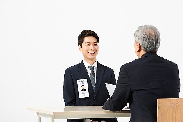 포토 JPG 스튜디오촬영 노년 남자 의자 비즈니스 실내 대화 미소 사람 앉기 정장 상반신 20대 청년 성인 두명 앞모습 뒷모습 마주보기 한국인 구직 직장인 비즈니스맨 60대 책상 흰배경 면접 마주앉기 이력서 구인구직 신입 남자만 국내포토 직업 옷 뷰포인트 가구 백그라운드 컨셉 모션 표정 말하기 동양인 내부 흰색 구인 파일형식