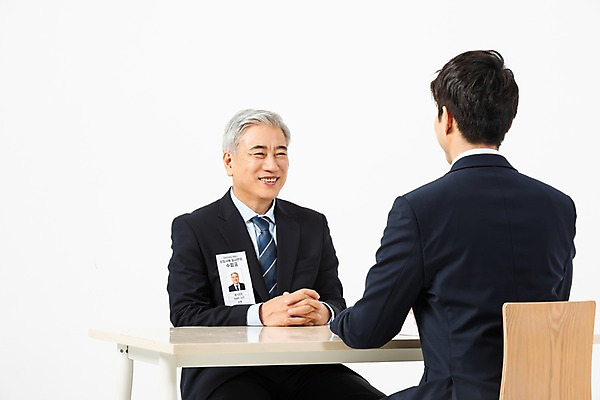 포토 JPG 스튜디오촬영 노년 남자 의자 비즈니스 실내 미소 사람 앉기 정장 상반신 20대 청년 성인 두명 앞모습 뒷모습 마주보기 한국인 구직 직장인 비즈니스맨 60대 이름표 책상 흰배경 면접 마주앉기 구인구직 신입 재취업 남자만 국내포토 직업 옷 뷰포인트 가구 백그라운드 컨셉 모션 표정 동양인 내부 흰색 구인 파일형식