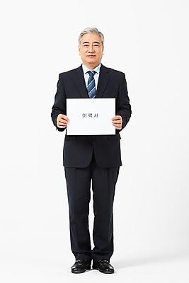 포토 JPG 스튜디오촬영 전신 응시 노년 남자 비즈니스 실내 한명 서기 미소 들기 사람 정장 앞모습 한국인 구직 비즈니스맨 60대 흰배경 면접 이력서 구인구직 인턴 재취업 노인남자한명만 국내포토 1 시선 옷 뷰포인트 백그라운드 컨셉 모션 표정 동양인 성인 내부 흰색 직장인 구인 남자한명만 노인남자만 파일형식