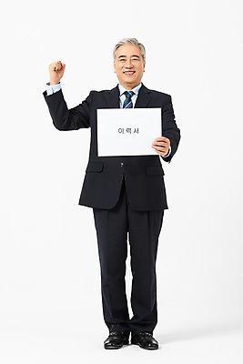 포토 JPG 스튜디오촬영 전신 노년 남자 비즈니스 실내 한명 서기 미소 들기 사람 정장 앞모습 파이팅 한국인 구직 비즈니스맨 자신감 60대 흰배경 면접 이력서 구인구직 인턴 재취업 노인남자한명만 국내포토 1 옷 감정 뷰포인트 백그라운드 컨셉 모션 표정 동양인 성인 내부 흰색 직장인 구인 남자한명만 노인남자만 파일형식