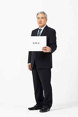 포토 JPG 스튜디오촬영 전신 응시 노년 남자 비즈니스 실내 표정 한명 서기 들기 사람 정장 옆모습 한국인 구직 비즈니스맨 찡그림 60대 흰배경 면접 이력서 구인구직 인턴 재취업 노인남자한명만 국내포토 1 시선 옷 뷰포인트 백그라운드 컨셉 모션 동양인 성인 내부 흰색 직장인 구인 남자한명만 노인남자만 파일형식