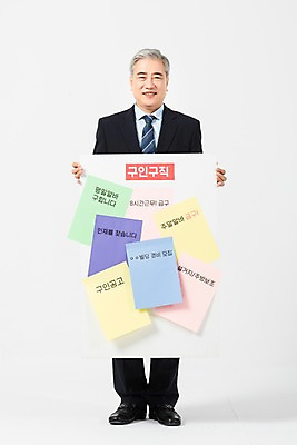 포토 JPG 스튜디오촬영 전신 응시 노년 남자 비즈니스 알림판 실내 한명 서기 미소 들기 사람 정장 앞모습 한국인 구직 비즈니스맨 60대 알림 흰배경 면접 구인구직 인턴 재취업 노인남자한명만 국내포토 1 시선 옷 뷰포인트 백그라운드 컨셉 모션 표정 동양인 성인 내부 흰색 직장인 구인 남자한명만 노인남자만 파일형식