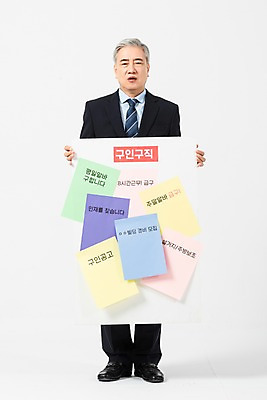 포토 JPG 스튜디오촬영 전신 노년 남자 비즈니스 알림판 실내 한명 서기 들기 사람 정장 앞모습 한국인 구직 비즈니스맨 60대 알림 흰배경 면접 구인구직 인턴 재취업 노인남자한명만 국내포토 1 옷 뷰포인트 백그라운드 컨셉 모션 동양인 성인 내부 흰색 직장인 구인 남자한명만 노인남자만 파일형식