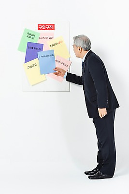 포토 JPG 스튜디오촬영 전신 응시 노년 남자 비즈니스 알림판 실내 한명 사람 정장 옆모습 한국인 구직 비즈니스맨 60대 알림 집중 흰배경 면접 관심 구인구직 인턴 재취업 노인남자한명만 국내포토 1 시선 옷 뷰포인트 백그라운드 컨셉 동양인 성인 내부 흰색 직장인 구인 남자한명만 노인남자만 파일형식