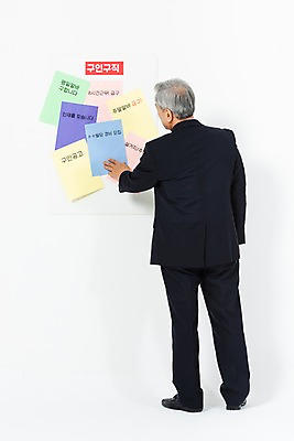 포토 JPG 스튜디오촬영 전신 응시 노년 남자 비즈니스 알림판 실내 한명 서기 사람 정장 뒷모습 한국인 구직 비즈니스맨 60대 알림 흰배경 면접 구인구직 인턴 재취업 노인남자한명만 국내포토 1 시선 옷 뷰포인트 백그라운드 컨셉 모션 동양인 성인 내부 흰색 직장인 구인 남자한명만 노인남자만 파일형식