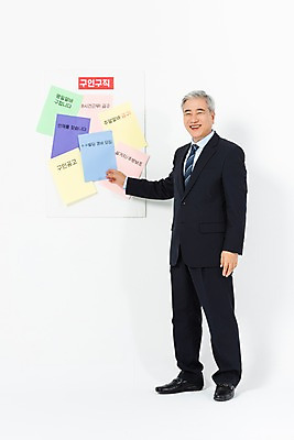 포토 JPG 스튜디오촬영 전신 응시 노년 남자 비즈니스 알림판 실내 한명 서기 웃음 사람 정장 옆모습 한국인 구직 가리킴 비즈니스맨 60대 알림 흰배경 면접 구인구직 인턴 재취업 노인남자한명만 국내포토 1 시선 옷 뷰포인트 백그라운드 컨셉 모션 표정 동양인 손짓 성인 내부 흰색 직장인 구인 남자한명만 노인남자만 파일형식