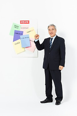 포토 JPG 스튜디오촬영 전신 노년 남자 비즈니스 알림판 실내 한명 서기 미소 사람 정장 옆모습 파이팅 한국인 구직 비즈니스맨 자신감 60대 알림 흰배경 면접 구인구직 인턴 재취업 노인남자한명만 국내포토 1 옷 감정 뷰포인트 백그라운드 컨셉 모션 표정 동양인 성인 내부 흰색 직장인 구인 남자한명만 노인남자만 파일형식