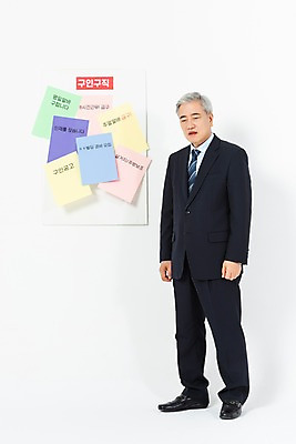 포토 JPG 스튜디오촬영 전신 노년 남자 비즈니스 알림판 실내 표정 한명 서기 사람 정장 옆모습 한국인 구직 비즈니스맨 좌절 60대 알림 흰배경 면접 구인구직 인턴 재취업 노인남자한명만 국내포토 1 옷 감정 뷰포인트 백그라운드 컨셉 모션 동양인 성인 내부 흰색 직장인 구인 남자한명만 노인남자만 파일형식