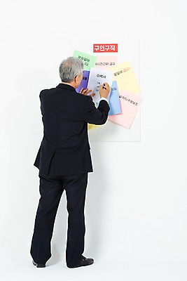 포토 JPG 스튜디오촬영 전신 응시 노년 남자 비즈니스 알림판 실내 한명 사람 정장 뒷모습 한국인 구직 기록 비즈니스맨 60대 알림 흰배경 면접 이력서 구인구직 인턴 재취업 노인남자한명만 국내포토 1 시선 옷 뷰포인트 백그라운드 컨셉 동양인 성인 내부 흰색 직장인 구인 남자한명만 노인남자만 파일형식