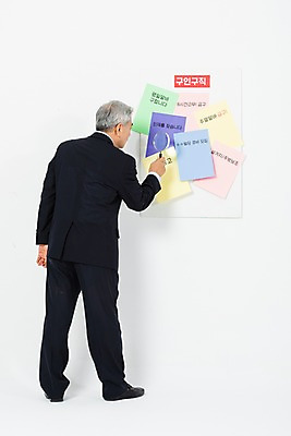 포토 JPG 스튜디오촬영 전신 응시 노년 남자 비즈니스 돋보기 알림판 실내 한명 사람 정장 뒷모습 한국인 구직 직장인 비즈니스맨 60대 알림 흰배경 구인구직 인턴 재취업 취업문 노인남자한명만 국내포토 직업 1 시선 옷 뷰포인트 백그라운드 컨셉 동양인 성인 내부 흰색 구인 남자한명만 노인남자만 파일형식