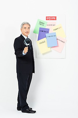 포토 JPG 스튜디오촬영 전신 응시 노년 남자 비즈니스 돋보기 알림판 실내 한명 미소 사람 정장 옆모습 한국인 구직 직장인 비즈니스맨 60대 알림 흰배경 면접 구인구직 인턴 재취업 노인남자한명만 국내포토 직업 1 시선 옷 뷰포인트 백그라운드 컨셉 표정 동양인 성인 내부 흰색 구인 남자한명만 노인남자만 파일형식