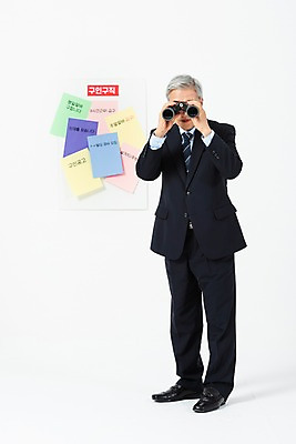 포토 JPG 스튜디오촬영 전신 응시 노년 남자 비즈니스 알림판 실내 한명 서기 사람 정장 옆모습 망원경 한국인 구직 직장인 비즈니스맨 60대 흰배경 면접 구인구직 인턴 재취업 노인남자한명만 국내포토 직업 1 시선 옷 뷰포인트 백그라운드 컨셉 모션 동양인 성인 내부 흰색 구인 남자한명만 노인남자만 파일형식