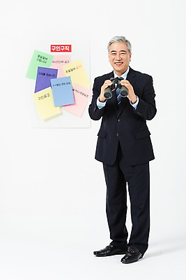 포토 JPG 스튜디오촬영 전신 응시 노년 남자 비즈니스 알림판 실내 한명 서기 미소 사람 정장 옆모습 망원경 한국인 구직 직장인 비즈니스맨 60대 흰배경 면접 구인구직 인턴 재취업 노인남자한명만 국내포토 직업 1 시선 옷 뷰포인트 백그라운드 컨셉 모션 표정 동양인 성인 내부 흰색 구인 남자한명만 노인남자만 파일형식