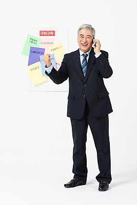 포토 JPG 스튜디오촬영 전신 응시 노년 남자 비즈니스 알림판 실내 한명 서기 미소 사람 정장 앞모습 스마트폰 파이팅 기쁨 한국인 구직 비즈니스맨 60대 합격 흰배경 면접 통화 실버취업 구인구직 인턴 재취업 노인남자한명만 국내포토 1 시선 옷 감정 뷰포인트 백그라운드 컨셉 모션 표정 동양인 성인 내부 핸드폰 스마트기기 흰색 직장인 구인 남자한명만 노인남자만 파일형식