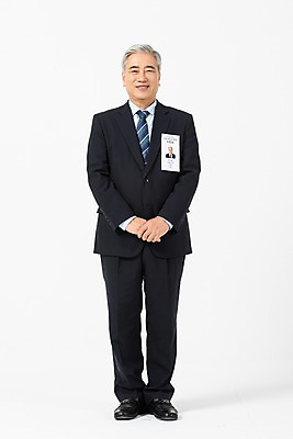 포토 JPG 스튜디오촬영 전신 노년 남자 비즈니스 실내 한명 서기 미소 사람 정장 앞모습 한국인 구직 직장인 비즈니스맨 60대 이름표 흰배경 손모으기 실버취업 구인구직 인턴 재취업 노인남자한명만 국내포토 직업 1 옷 뷰포인트 백그라운드 컨셉 모션 표정 동양인 손짓 성인 내부 흰색 구인 남자한명만 노인남자만 파일형식