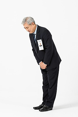 포토 JPG 스튜디오촬영 전신 노년 남자 비즈니스 실내 한명 사람 정장 옆모습 한국인 구직 인사 비즈니스맨 60대 이름표 흰배경 면접 구인구직 인턴 재취업 노인남자한명만 국내포토 1 옷 뷰포인트 백그라운드 컨셉 동양인 성인 내부 흰색 예절 직장인 구인 남자한명만 노인남자만 파일형식