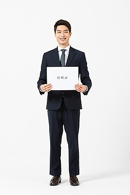 포토 JPG 스튜디오촬영 전신 응시 남자 비즈니스 실내 한명 서기 미소 들기 사람 정장 20대 성인 앞모습 한국인 구직 직장인 비즈니스맨 흰배경 면접 이력서 구인구직 재취업 성인남자한명만 국내포토 직업 1 시선 옷 뷰포인트 백그라운드 컨셉 모션 표정 동양인 청년 내부 흰색 구인 남자한명만 성인남자만 파일형식