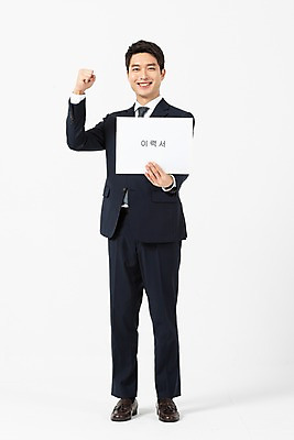 포토 JPG 스튜디오촬영 전신 응시 남자 비즈니스 실내 한명 서기 미소 들기 사람 정장 20대 청년 성인 앞모습 파이팅 한국인 구직 직장인 비즈니스맨 흰배경 면접 이력서 구인구직 재취업 성인남자한명만 국내포토 직업 1 시선 옷 뷰포인트 백그라운드 컨셉 모션 표정 동양인 내부 흰색 구인 남자한명만 성인남자만 파일형식