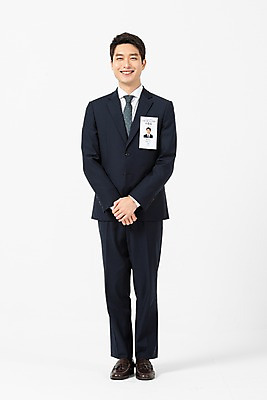 포토 JPG 스튜디오촬영 전신 응시 남자 비즈니스 실내 한명 서기 미소 사람 정장 20대 청년 성인 앞모습 한국인 구직 직장인 비즈니스맨 이름표 흰배경 면접 손모으기 구인구직 재취업 성인남자한명만 국내포토 직업 1 시선 옷 뷰포인트 백그라운드 컨셉 모션 표정 동양인 손짓 내부 흰색 구인 남자한명만 성인남자만 파일형식
