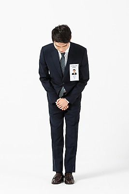 포토 JPG 스튜디오촬영 전신 남자 비즈니스 실내 고개숙이기 한명 서기 사람 정장 20대 청년 성인 앞모습 한국인 구직 인사 직장인 비즈니스맨 이름표 흰배경 면접 구인구직 재취업 성인남자한명만 국내포토 직업 1 옷 뷰포인트 백그라운드 컨셉 모션 숙이기 동양인 내부 흰색 예절 구인 남자한명만 성인남자만 파일형식