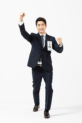 포토 JPG 스튜디오촬영 전신 응시 남자 포즈 비즈니스 실내 한명 서기 미소 사람 정장 20대 청년 성인 앞모습 파이팅 한국인 구직 직장인 비즈니스맨 이름표 흰배경 면접 구인구직 재취업 성인남자한명만 국내포토 직업 1 시선 옷 뷰포인트 백그라운드 컨셉 모션 표정 동양인 내부 흰색 구인 남자한명만 성인남자만 파일형식
