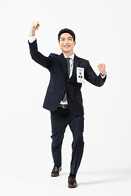포토 JPG 스튜디오촬영 전신 남자 포즈 비즈니스 실내 한명 서기 미소 사람 정장 20대 청년 성인 앞모습 파이팅 한국인 구직 비즈니스맨 이름표 흰배경 면접 구인구직 재취업 성인남자한명만 국내포토 1 옷 뷰포인트 백그라운드 컨셉 모션 표정 동양인 내부 흰색 직장인 구인 남자한명만 성인남자만 파일형식