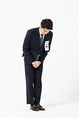 포토 JPG 스튜디오촬영 전신 남자 비즈니스 실내 한명 사람 정장 20대 청년 성인 옆모습 한국인 구직 인사 직장인 비즈니스맨 이름표 흰배경 면접 구인구직 재취업 성인남자한명만 국내포토 직업 1 옷 뷰포인트 백그라운드 컨셉 동양인 내부 흰색 예절 구인 남자한명만 성인남자만 파일형식