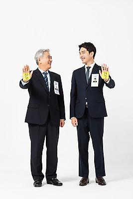 포토 JPG 스튜디오촬영 전신 응시 노년 남자 비즈니스 실내 서기 미소 사람 정장 20대 성인 두명 앞모습 손들기 마주보기 기쁨 한국인 구직 직장인 비즈니스맨 60대 합격 흰배경 면접 구인구직 인턴 재취업 남자만 국내포토 직업 시선 옷 감정 뷰포인트 백그라운드 컨셉 모션 표정 동양인 청년 내부 흰색 구인 파일형식