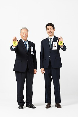 포토 JPG 스튜디오촬영 전신 응시 노년 남자 비즈니스 실내 서기 미소 사람 정장 20대 성인 두명 앞모습 손들기 기쁨 한국인 구직 직장인 비즈니스맨 60대 합격 흰배경 면접 구인구직 인턴 재취업 남자만 국내포토 직업 시선 옷 감정 뷰포인트 백그라운드 컨셉 모션 표정 동양인 청년 내부 흰색 구인 파일형식