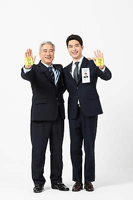 포토 JPG 스튜디오촬영 전신 응시 노년 남자 비즈니스 어깨동무 실내 서기 미소 사람 정장 20대 성인 두명 앞모습 손들기 기쁨 한국인 구직 비즈니스맨 60대 이름표 합격 흰배경 면접 구인구직 인턴 재취업 남자만 국내포토 시선 옷 감정 뷰포인트 포즈 백그라운드 컨셉 모션 표정 동양인 청년 내부 흰색 직장인 구인 파일형식