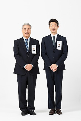 포토 JPG 스튜디오촬영 전신 응시 노년 남자 비즈니스 실내 서기 미소 사람 정장 20대 성인 두명 앞모습 한국인 구직 직장인 비즈니스맨 60대 이름표 흰배경 면접 손모으기 구인구직 인턴 재취업 남자만 국내포토 직업 시선 옷 뷰포인트 백그라운드 컨셉 모션 표정 동양인 손짓 청년 내부 흰색 구인 파일형식