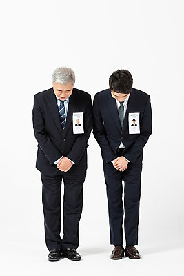 포토 JPG 스튜디오촬영 전신 노년 남자 비즈니스 실내 서기 사람 정장 20대 성인 두명 앞모습 한국인 구직 인사 직장인 비즈니스맨 60대 이름표 흰배경 면접 구인구직 인턴 재취업 남자만 국내포토 직업 옷 뷰포인트 백그라운드 컨셉 모션 동양인 청년 내부 흰색 예절 구인 파일형식