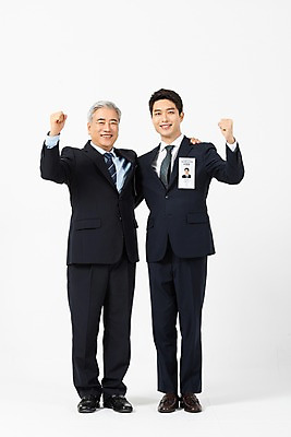 포토 JPG 스튜디오촬영 전신 응시 노년 남자 비즈니스 실내 서기 미소 사람 정장 20대 성인 두명 앞모습 파이팅 한국인 구직 비즈니스맨 60대 이름표 흰배경 면접 구인구직 명찰케이스 인턴 재취업 남자만 어깨에손 국내포토 시선 옷 뷰포인트 백그라운드 컨셉 모션 표정 동양인 청년 내부 흰색 직장인 구인 파일형식